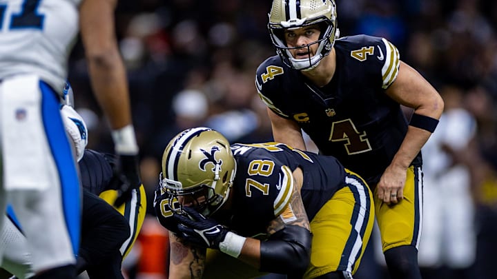 New Orleans Saints quarterback Derek Carr (4) prepares for a snap from center Erik McCoy (78) against the Carolina Panthers