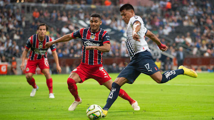 Gilberto Sepúlveda de Chivas y Jesús Gallardo de Rayados durante el Torneo Clausura 2023.