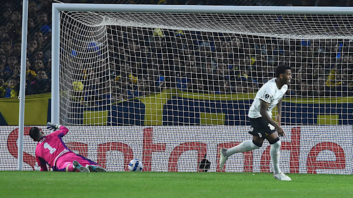 Gil fez o gol do pênalti que classificou o Corinthians para as quartas de final da Libertadores 2022