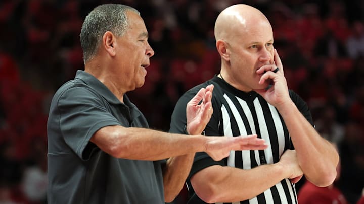Houston basketball coach Kelvin Sampson (left) Houston basketball coach Kelvin Sampson (left)