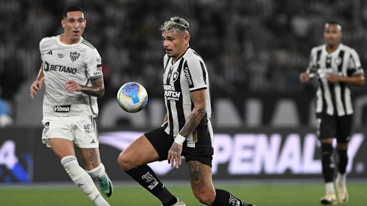 Tiquinho Soares atualmente é reserva no time de Artur Jorge