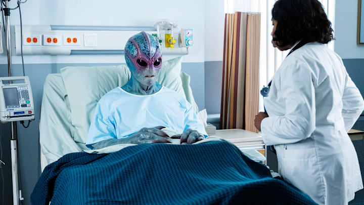 RESIDENT ALIEN -- "Old Friends" Episode 201 -- Pictured: Alan Tudyk as Alien Harry -- (Photo by: James Dittiger/SYFY)
