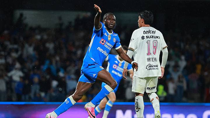 Christian Ebere celebra el gol que le dio el empate a Cruz Azul ante Pumas. Christian Ebere celebra el gol que le dio el empate a Cruz Azul ante Pumas.