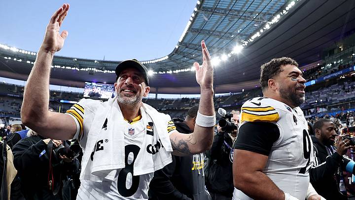 Aaron Rodgers y Cameron Heyward, de los Pittsburgh Steelers, celebran tras el partido de NFL Aaron Rodgers y Cameron Heyward, de los Pittsburgh Steelers, celebran tras el partido de NFL