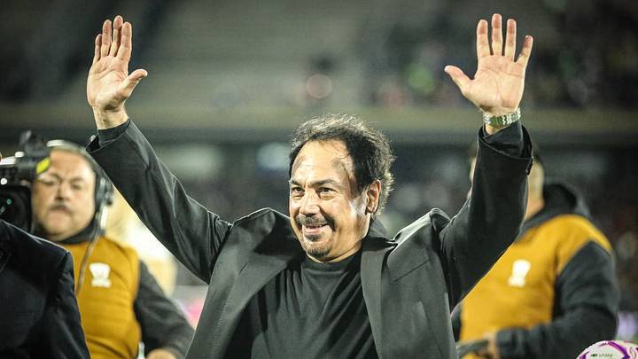 Hugo Sánchez recibió un homenaje en el Estadio Olímpico Universitario por el 50 aniversario de su debut profesional con Pumas.