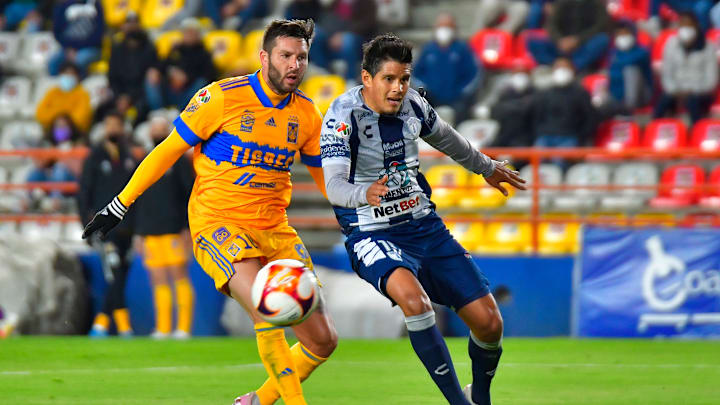 Gignac y Herrera en la disputa de un esférico.