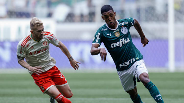 Vanderlan, cria da base do Palmeiras, teve grande jogo contra o Internacional Vanderlan, cria da base do Palmeiras, teve grande jogo contra o Internacional