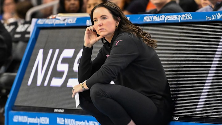 Feb 20, 2025; Los Angeles, California, USA; Illinois Fighting Illini head coach Shauna Green during the third quarter against the UCLA Bruins at Pauley Pavilion presented by Wescom. Mandatory Credit: Robert Hanashiro-Imagn Images