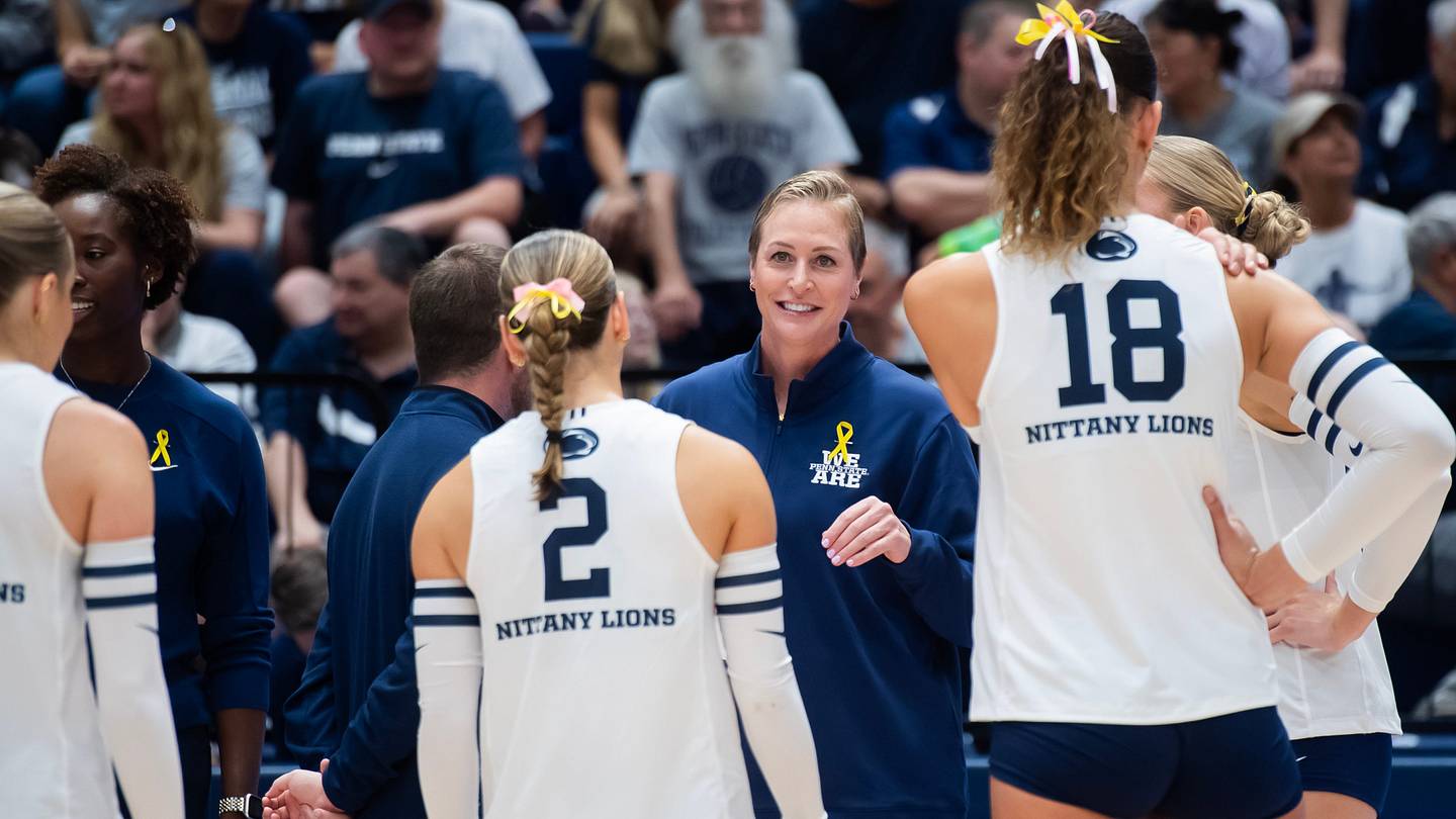 Penn State Women's Volleyball Sings 'Take Me Out to the Ballgame' at Wrigley Field