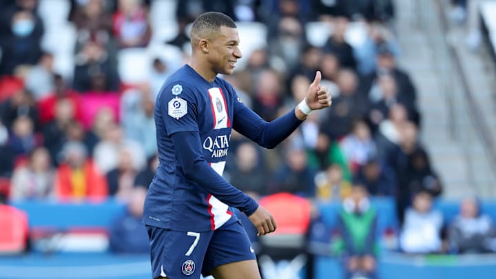 Le public du RC Lens a rendu hommage à Kylian Mbappé