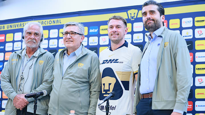 El galés Aaron Ramsey ya posa con la playera auriazul El galés Aaron Ramsey ya posa con la playera auriazul