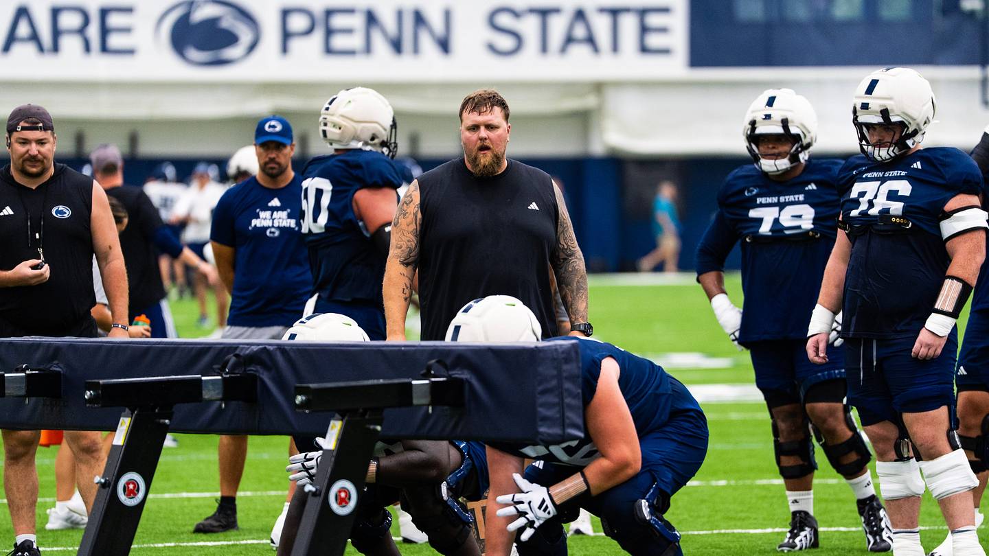 Penn State Nittany Lions offensive line coach Ryan Clanton osserva un drill durante una sessione di allenamento a Holuba Hall