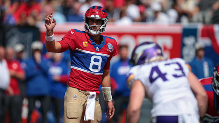 Sep 8, 2024; East Rutherford, New Jersey, USA; New York Giants quarterback Daniel Jones (8) signals during the first half against the Minnesota Vikings at MetLife Stadium. Sep 8, 2024; East Rutherford, New Jersey, USA; New York Giants quarterback Daniel Jones (8) signals during the first half against the Minnesota Vikings at MetLife Stadium.