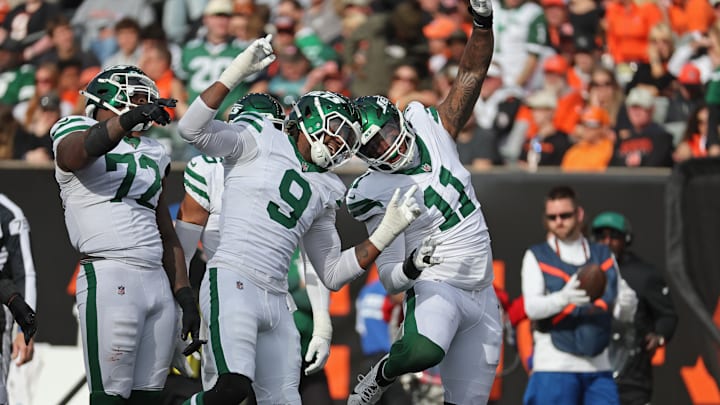 Oct 26, 2025; Cincinnati, Ohio, USA; New York Jets defensive end Will McDonald IV (9) and linebacker Jermaine Johnson (11) /celebrates during the fourth quarter against the Cincinnati Bengals at Paycor Stadium. Mandatory Credit: Joseph Maiorana-Imagn Images
