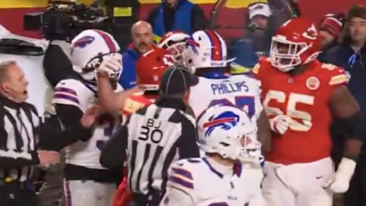 Kelce reacts after a push from Bills defensive tackle Jordan Phillips. 