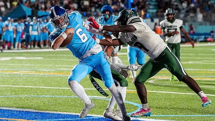 Senior Palisades Quarterback Robert Holohan runs in for a touchdown. 