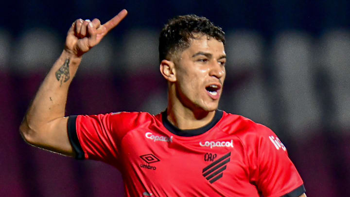 Vitor Bueno faz uma boa temporada com a camisa rubro-negra