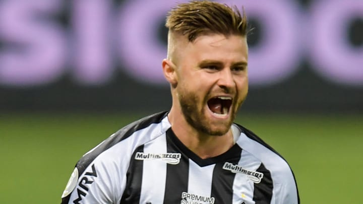 Na estreia do atual campeão, Sasha anotou um hat-trick Na estreia do atual campeão, Sasha anotou um hat-trick