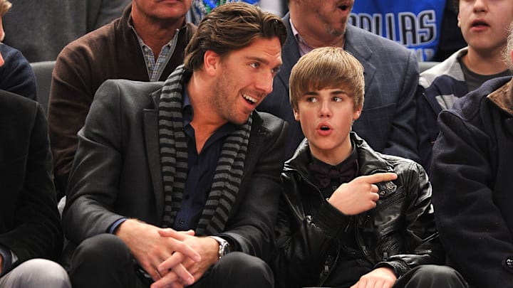 Henrik Lundqvist and Justin Bieber attend Dallas Mavericks Vs New York Knicks Game - February 2, 2011