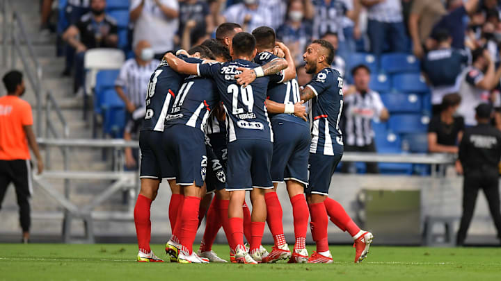 Jugadores de Rayados de Monterrey celebran un gol.
