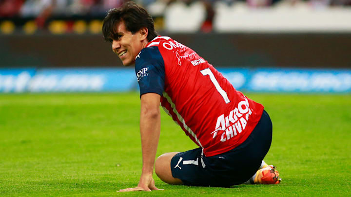 José Juan Macías de Chivas respondió a los gritos de la afición rojinegra mientras calentaba en el Clásico Tapatío contra Atlas. José Juan Macías de Chivas respondió a los gritos de la afición rojinegra mientras calentaba en el Clásico Tapatío contra Atlas.