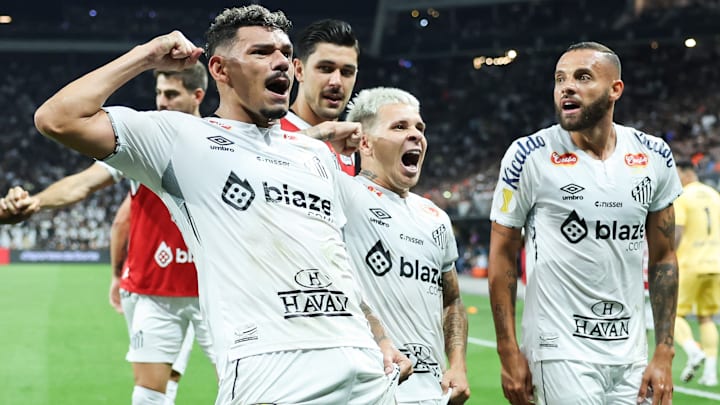 Tiquinho Soares e Soteldo devem seguir no XI inicial do Santos contra o Corinthians