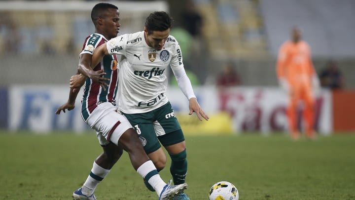 Fluminense e Palmeiras brigam em zonas diferentes na tabela do Brasileirão. Fluminense e Palmeiras brigam em zonas diferentes na tabela do Brasileirão.