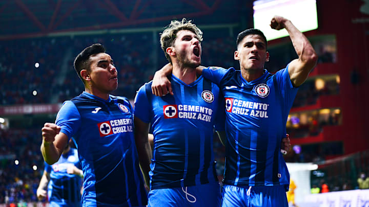 Jugadores de Cruz Azul celebran un gol ante Toluca.