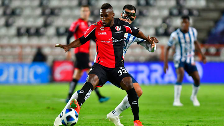 Julián Quiñones controla un balón ante la marca de Luis Chávez.