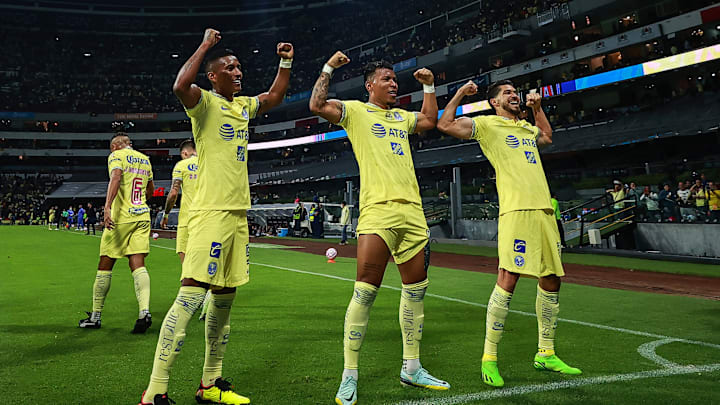 Jugadores del América celebran un gol ante el Puebla.