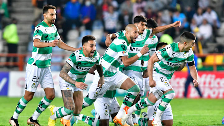 Santos Laguna celebra el penal del pase.