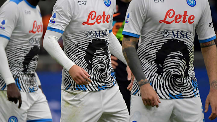 Diego Armando Maradona sulla maglia del Napoli
