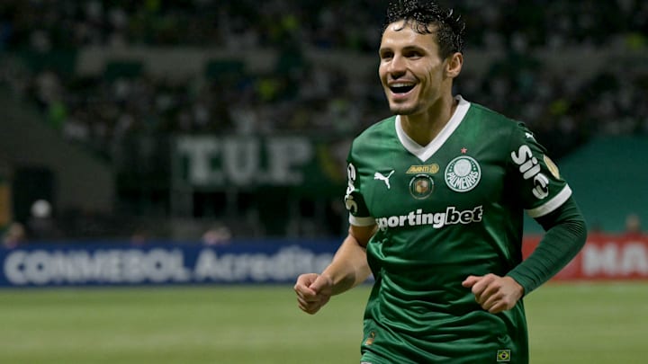Raphael Veiga só foi titular em quatro dos últimos 10 jogos que disputou no Palmeiras