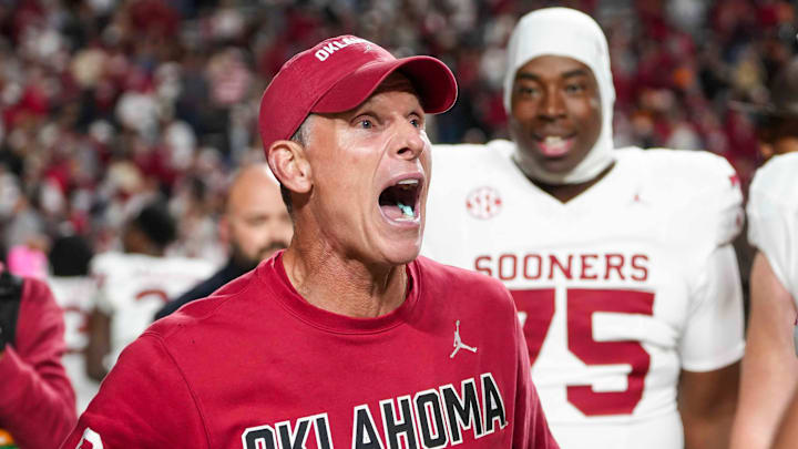 Oklahoma coach Brent Venables celebrates after the Sooners' 33-27 win over Tennessee.