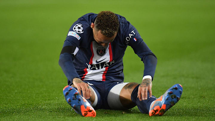 Neymar est sorti sur civière face à Lille Neymar est sorti sur civière face à Lille