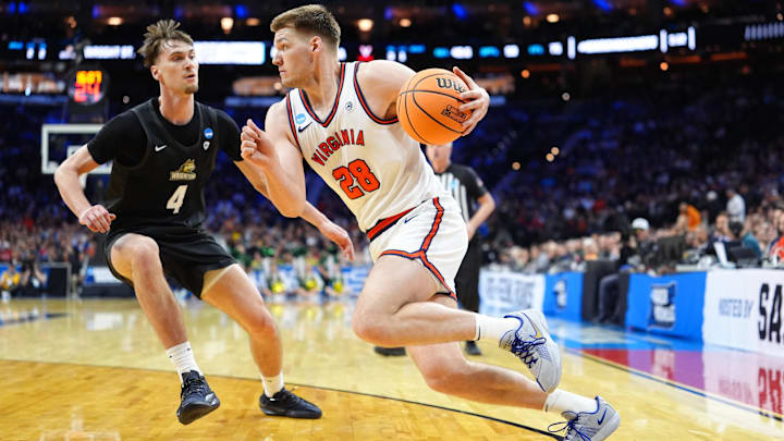 Virginia Cavaliers forward Thijs De Ridder and Wright State Raiders forward Kellen Pickett 