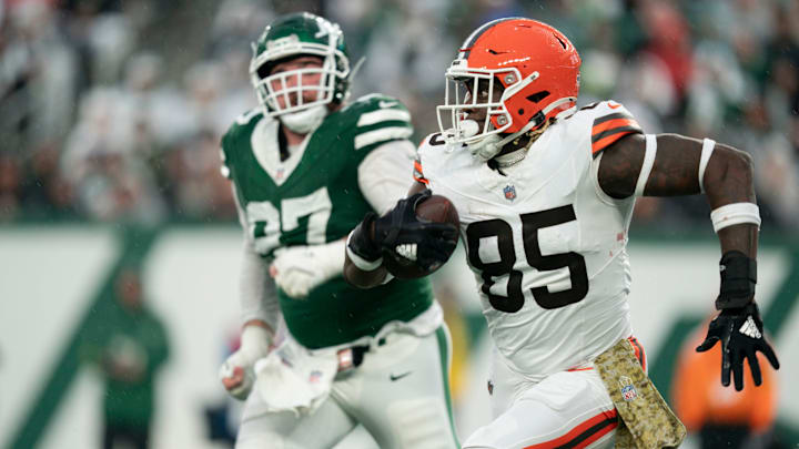 Cleveland Browns tight end David Njoku (85) runs with the ball during an NFL Week 10 game between the New York Jets and the Cleveland Browns at MetLife Stadium on Sunday, Nov. 9, 2025.