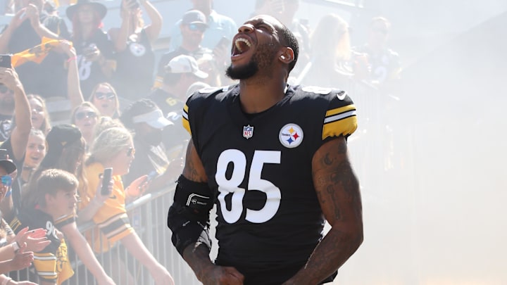 Sep 19, 2021; Pittsburgh, Pennsylvania, USA;  Pittsburgh Steelers tight end Eric Ebron (85) reacts as he takes the field against  the Las Vegas Raiders at Heinz Field. Mandatory Credit: Charles LeClaire-Imagn Images