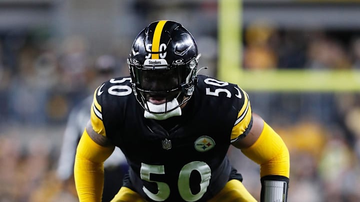 Dec 23, 2023; Pittsburgh, Pennsylvania, USA; Pittsburgh Steelers linebacker Elandon Roberts (50) looks on at the line of scrimmage against the Cincinnati Bengals during the second quarter at Acrisure Stadium. Mandatory Credit: Charles LeClaire-Imagn Images Dec 23, 2023; Pittsburgh, Pennsylvania, USA; Pittsburgh Steelers linebacker Elandon Roberts (50) looks on at the line of scrimmage against the Cincinnati Bengals during the second quarter at Acrisure Stadium. Mandatory Credit: Charles LeClaire-Imagn Images