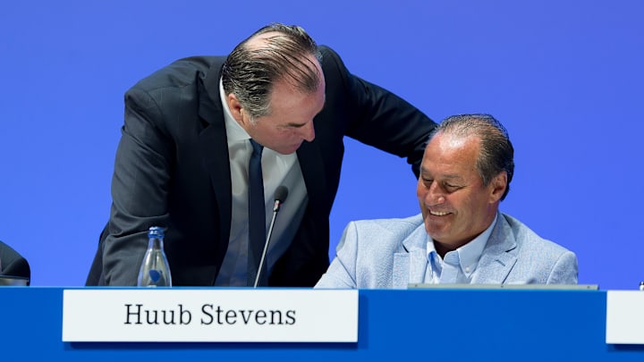 Clemens Tönnies und Huub Stevens stehen vor der Aufnahme in die Schalker "Hall of Fame" Clemens Tönnies und Huub Stevens stehen vor der Aufnahme in die Schalker "Hall of Fame"