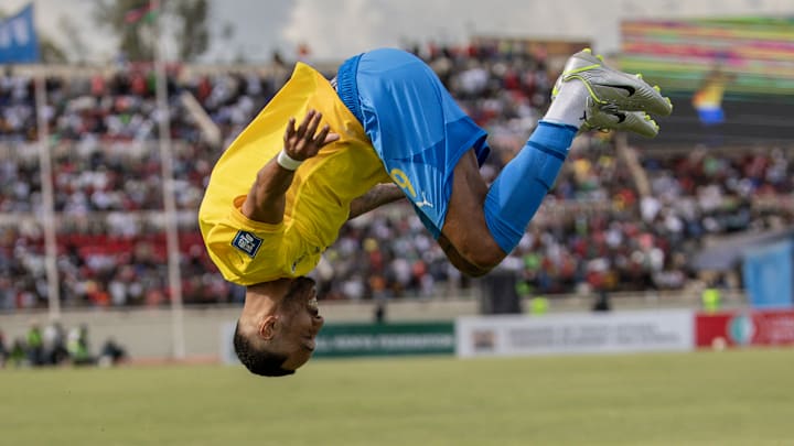 Aubameyang hat das Tore schießen und Salto schlagen nicht verlernt