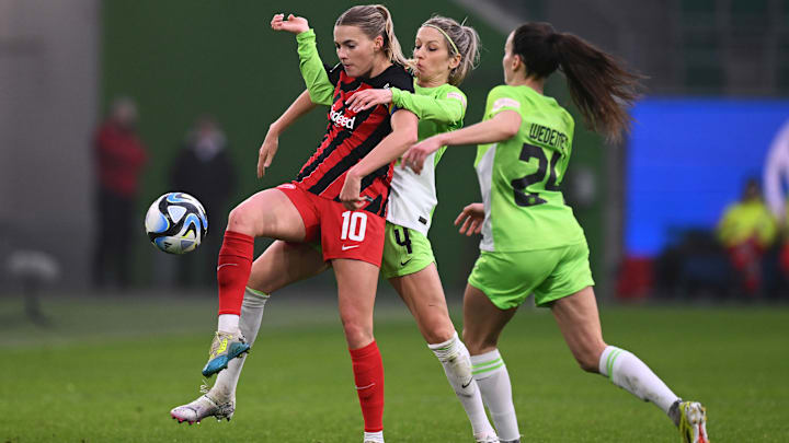 Laura Freigang im Duell mit Wolfsburgs Kathy Hendrich und Joelle Wedemeyer. Laura Freigang im Duell mit Wolfsburgs Kathy Hendrich und Joelle Wedemeyer.