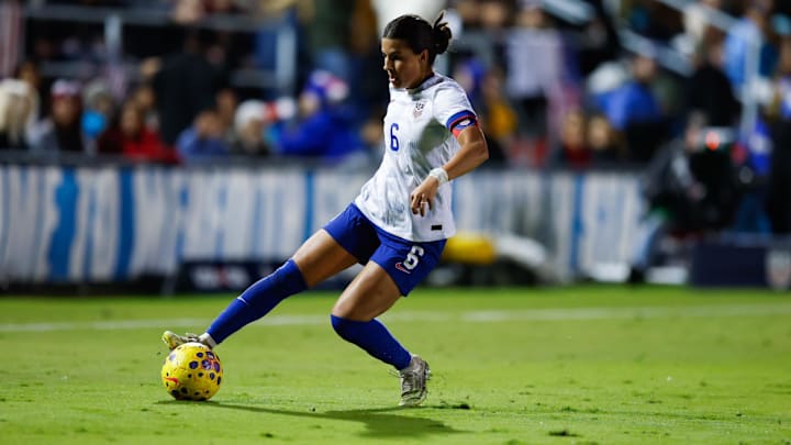 กองหลังสหรัฐอเมริกา เอมิลี่ แซมส์ ในครึ่งหลังที่สนาม Harder Stadium