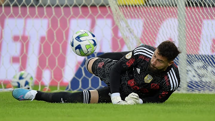Goleiro tem origem na base do São Paulo