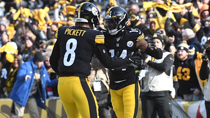 Pittsburgh Steelers quarterback Kenny Pickett (8)