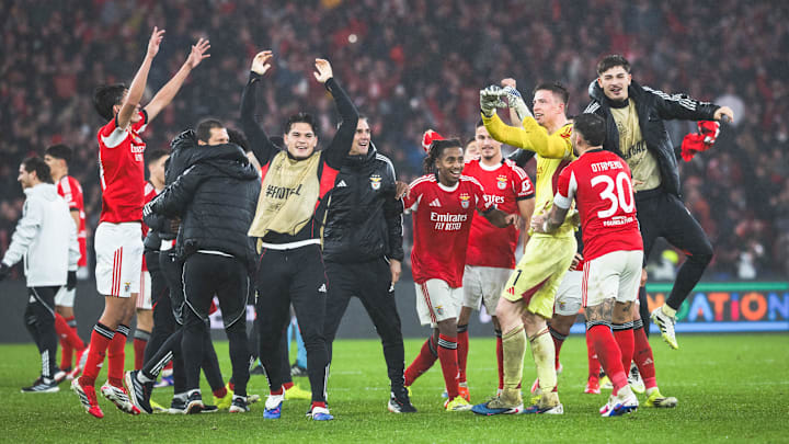 SL Benfica team celebrates with Anatoliy Trubin of SL...