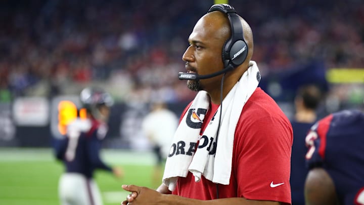 Former Notre Dame defensive end Anthony Weaver is the latest name to turn up in Bears coaching rumors.