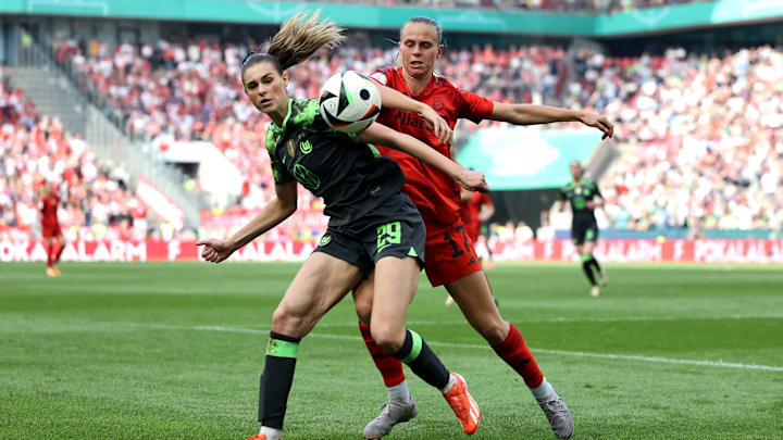 Jule Brand (vorne) im Duell mit Klara Bühl