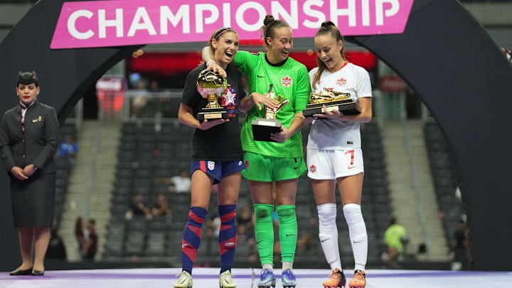 Alex Morgan, Kailen Sheridan, Julia Grosso