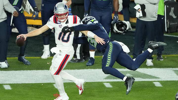 New England Patriots quarterback Drake Maye (10) is pressured by Seattle Seahawks linebacker Ernest Jones IV (13).